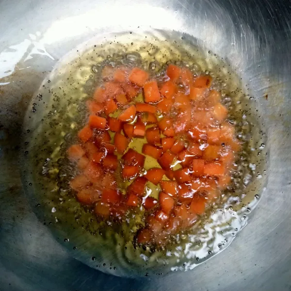Goreng wortel hingga matang.