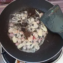 Tumis bawang merah dan bawang putih hingga harum, setelah itu masukkan terasi, tumis sampai hancur.