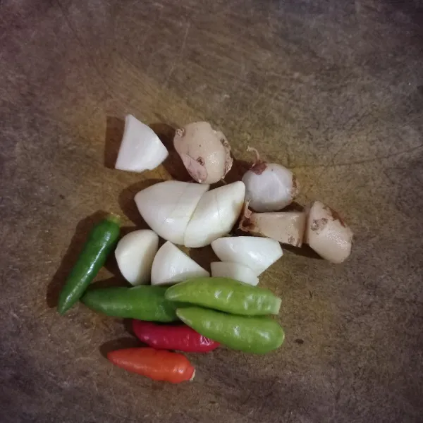 Haluskan bumbu-bumbu, kemudian tumis hingga harum.