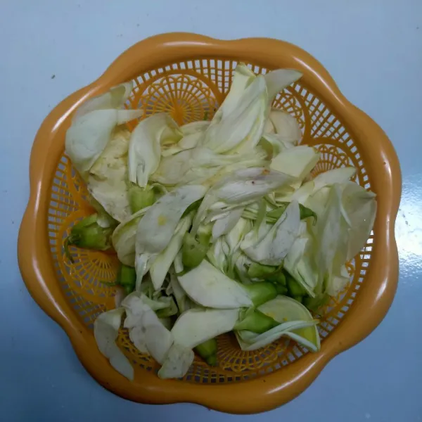 Buang bagian tengah bunga turi lalu cuci hingga bersih.