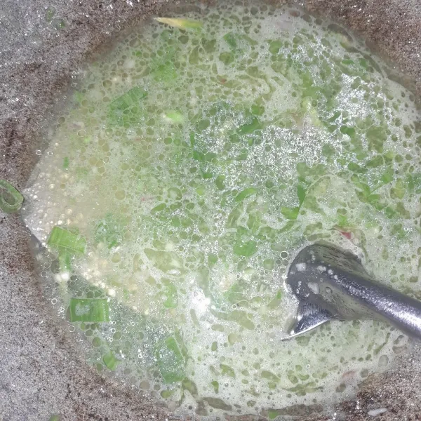 Lalu tambahkan air ,daun bawang,garam dan kaldu bubuk masak sampai air mendiidh