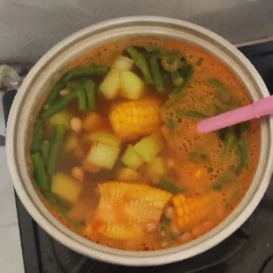 Masukan potongan kacang panjang dan labu siam. Bumbui garam dan kaldu jamur masak sebentar
