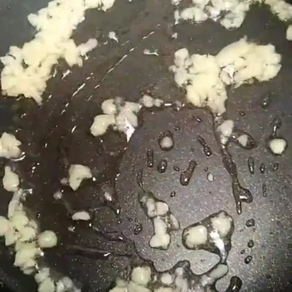 Masukkan baceman bawang putih tumis hingga harum.