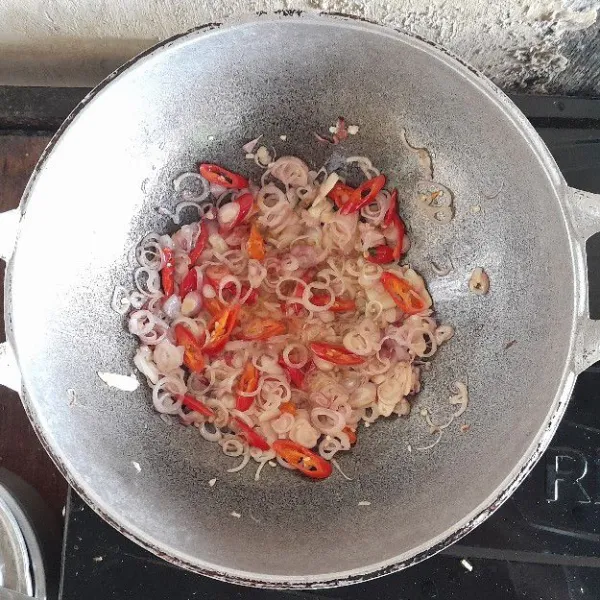 Tumis semua bumbu dengan minyak goreng hingga layu.