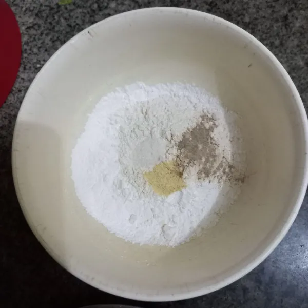 Dalam wadah campur tepung tapioka, tepung terigu, garam, kaldu jamur dan merica bubuk, aduk rata.