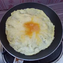 Kocok lepas telur dan sedikit garam kemudian goreng hingga matang.
