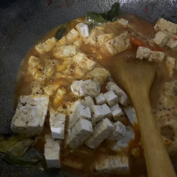 Tambahkan air dan tempe