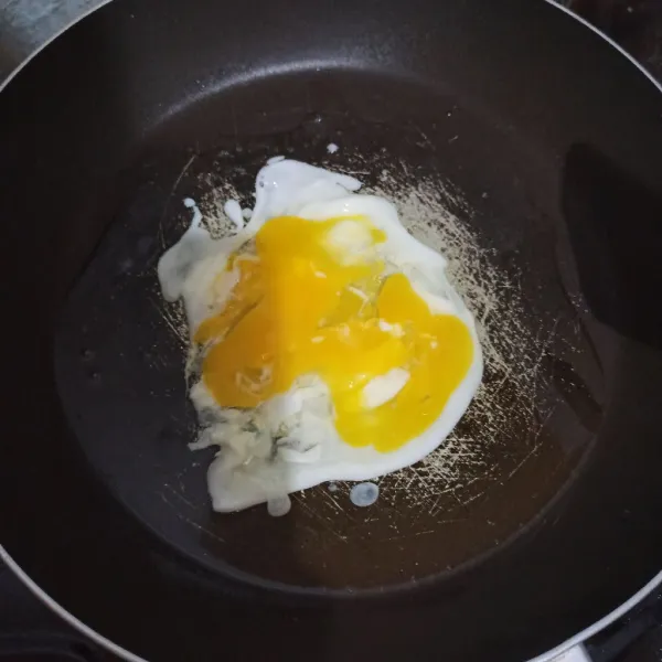 Panaskan minyak, kemudian masukkan telur.