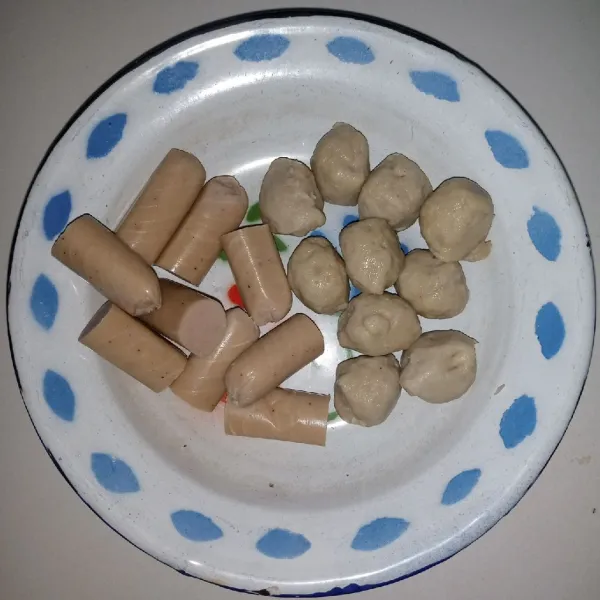 Siapkan bakso dan juga sosis.