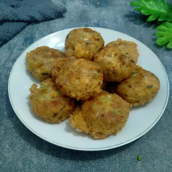 Goreng hingga matang dan siap disajikan.