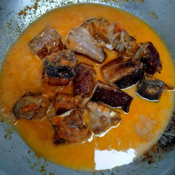 Masukkan air dan santan beri penyedap rasa.