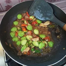 Bumbui dengan garam, gula dan kaldu jamur, masak hingga air menyusut dan air meresap.