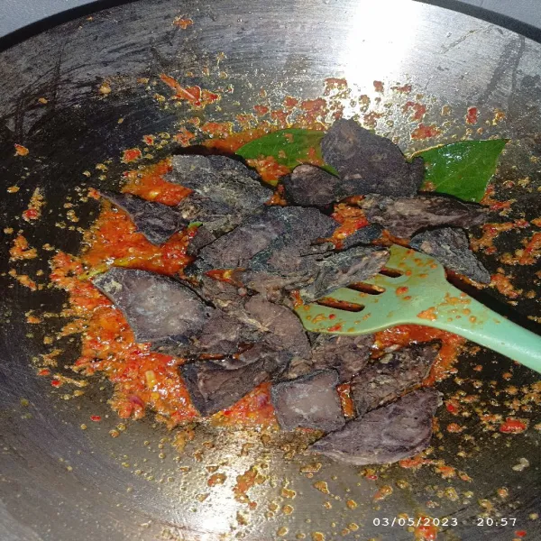 Setelah sambal berminyak dan pekat masukkan paru goreng. Oseng sebentar.