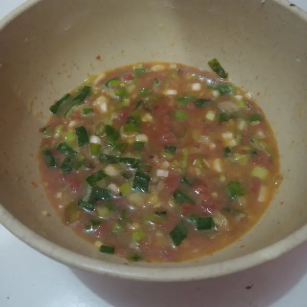 Masukan telur, kornet, daun bawang, bawang putih, kaldu bubuk, lada bubuk. Lalu aduk rata.