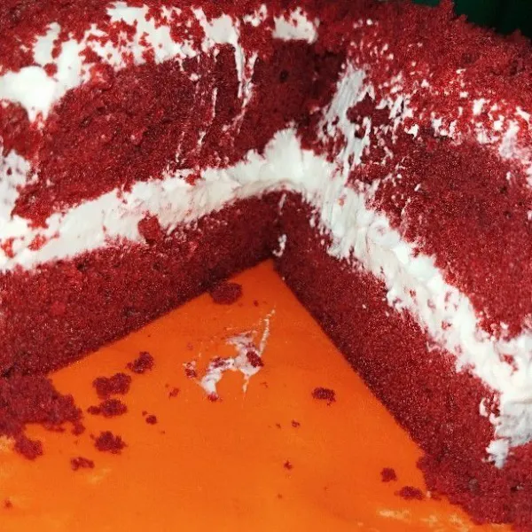 Potong kue menjadi 8 bagian sama besar, dan siap di packing dengan mika slice cake