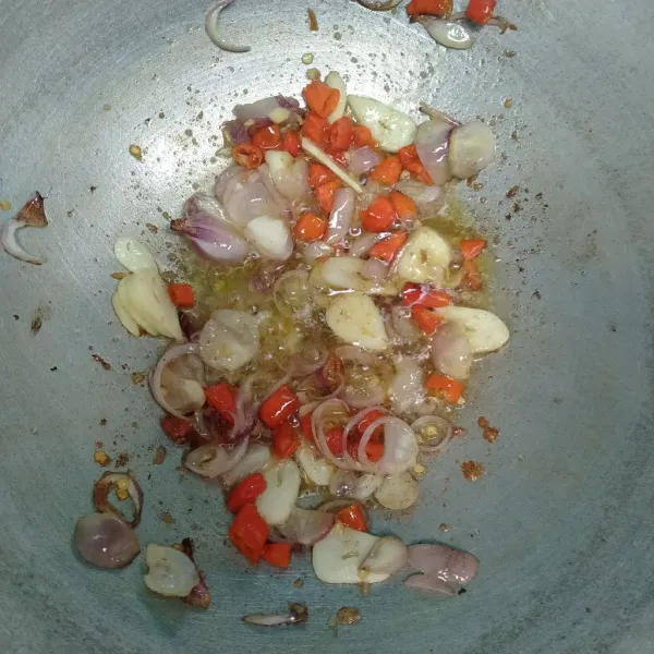Panaskan minyak masukkan bumbu iris beri garam, gula pasir, dan merica bubuk hingga harum.