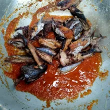 Masukkan ikan tongkol aduk rata.