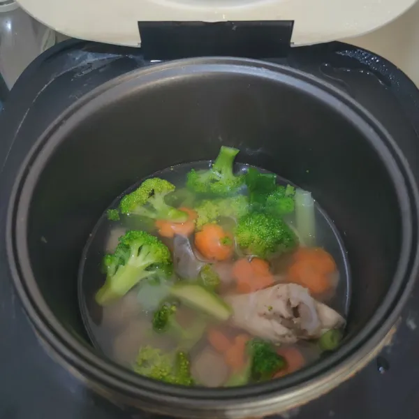 Masukkan brokoli, wortel dan bakso, masak hingga wortel empuk.