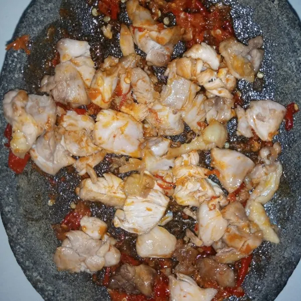 Masukkan ayam sambil diulek-ulek. Kemudian sajikan dengan nasi panas.