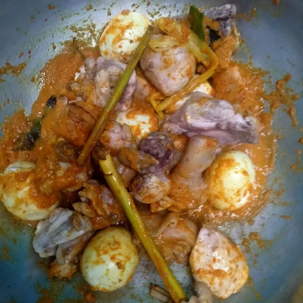 Setelah harum masukkan ayam dan telur aduk rata