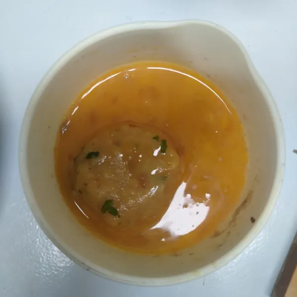 Masukkan dalam kocokan telur yang sudah diberi penyedap rasa dan merica bubuk.