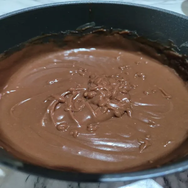 Campurkan susu cair, tepung maizena, vanila bubuk, kuning telur, gula, garam dan coklat batang hingga tercampur rata menggunakan api sedang, setelah mengental campurkan margarin dan aduk hingga rata
