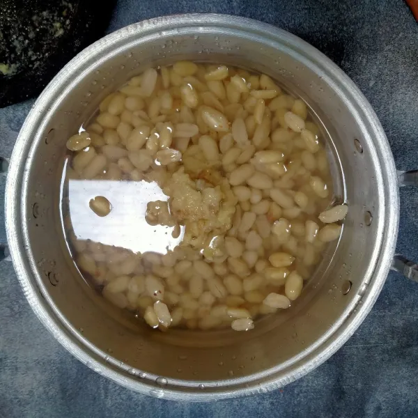 Rendam kacang dengan air lalu masukkan bumbu halus diamkan -/+ 45 mnt