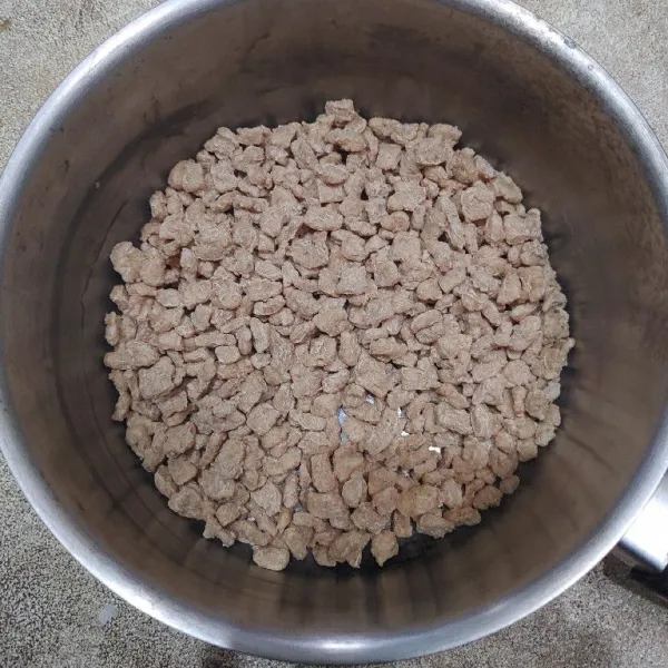 Rendam daging nabati selama 15 menit.
