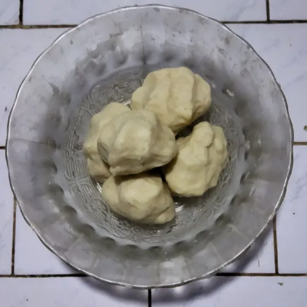 Bahan 2, campur bahan 2, uleni sampai kalis (tekstur adonan lembut ya) lalu bungkus plastik cling, istirahatkan 20 menit. Setelah itu bagi adonan menjadi 5 bagian.