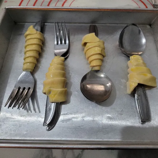 Oleskan puff pastry menggunakan kuning telur