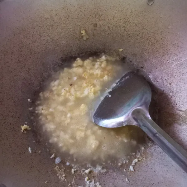 Masukan air, garam, gula, dan kaldu, masak hingga mendidih.