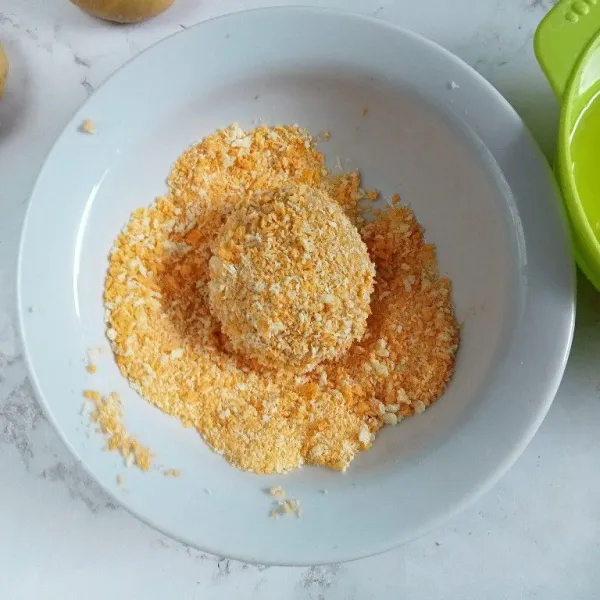 Gulingkan adonan ke dalam putih telur lalu masukkan ke dalam tepung panir.