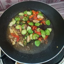 Selanjutnya masukkan petai, aduk sesaat, setelah itu tambahkan air secukupnya, masak hingga mendidih.