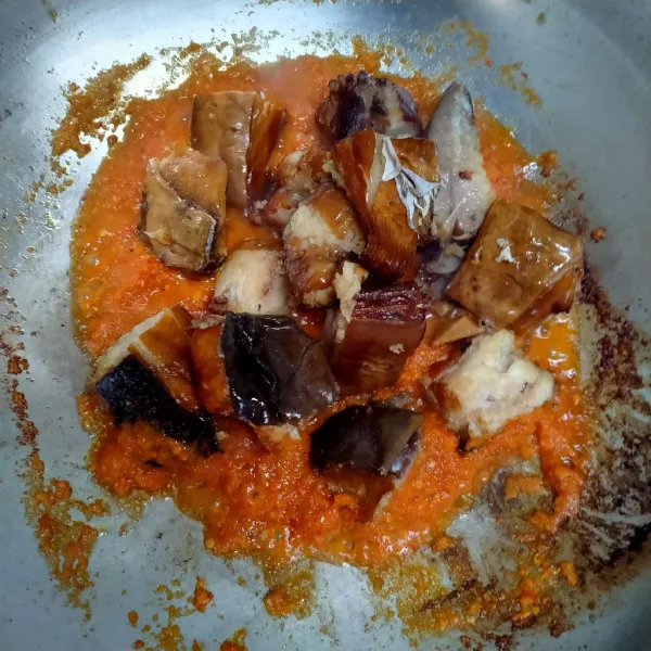 Masukkan ikan pe aduk merata.