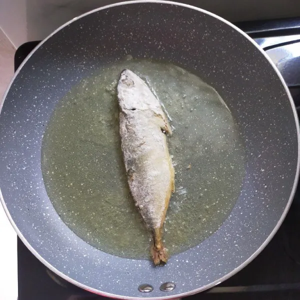 Goreng ikan peda dengan diberi sedikit tepung agar tidak hancur pas digoreng, goreng hingga kuning kecoklatan.