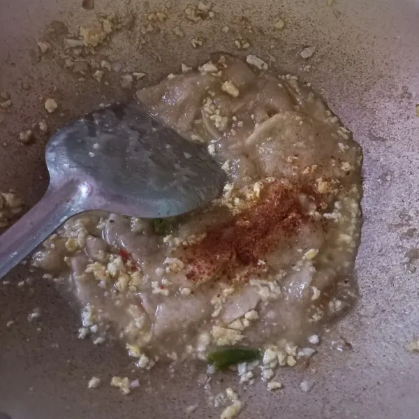 Masukan cabai bubuk, aduk rata hingga kuah mengental. Siap disajikan.