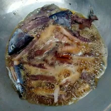 Goreng ikan tongkol.