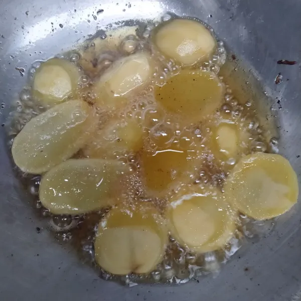 Goreng irisan kentang hingga matang.