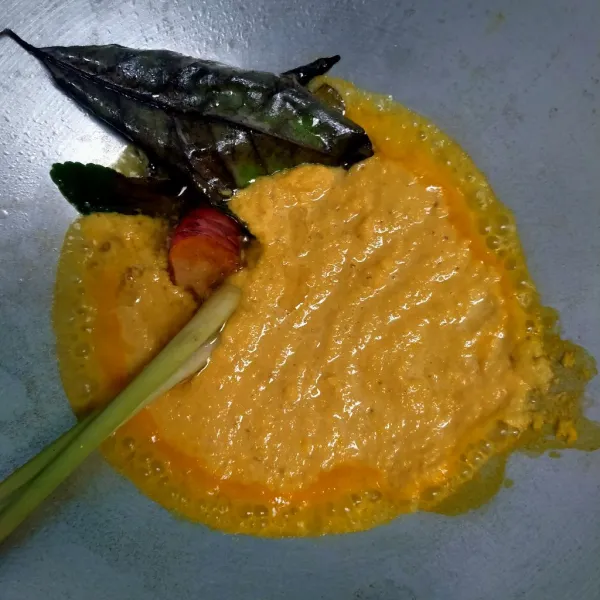 Panaskan minyak masukkan bumbu halus beri garam, gula pasir, merica bubuk, lengkuas, serai, daun jeruk dan daun salam hingga harum