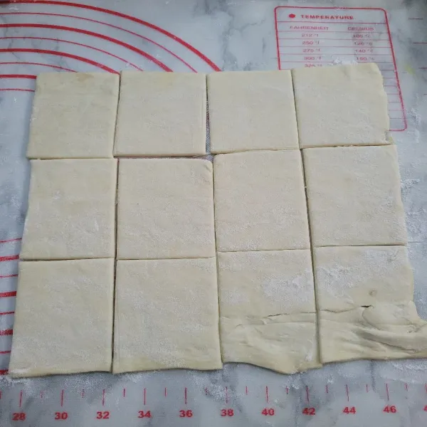 Bagi puff pastry menjadi 12 bagian