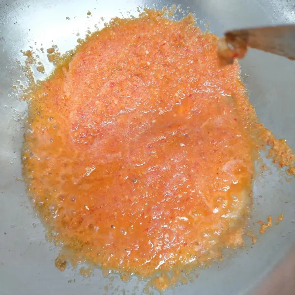 Panaskan minyak tumis bumbu halus beri garam, gula pasir, dan merica bubuk hingga harum.