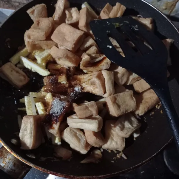Masukan tahu, jagung muda, saus tiram, kecap manis, air, garam, gula, dan kaldu bubuk, lalu aduk rata masak sampai jagung muda matang.