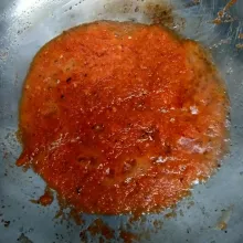Panaskan minyak, tumis bumbu halus beri garam, gula pasir, dan merica bubuk hingga harum.
