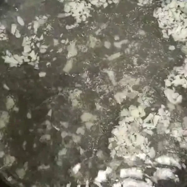 Masukkan air tunggu hingga mendidih.