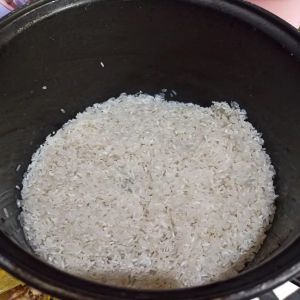 Cuci beras lalu masukkan ke dalam magic com.