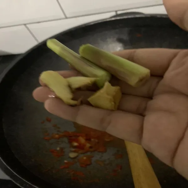 Masukkan serai, jahe, dan laos.