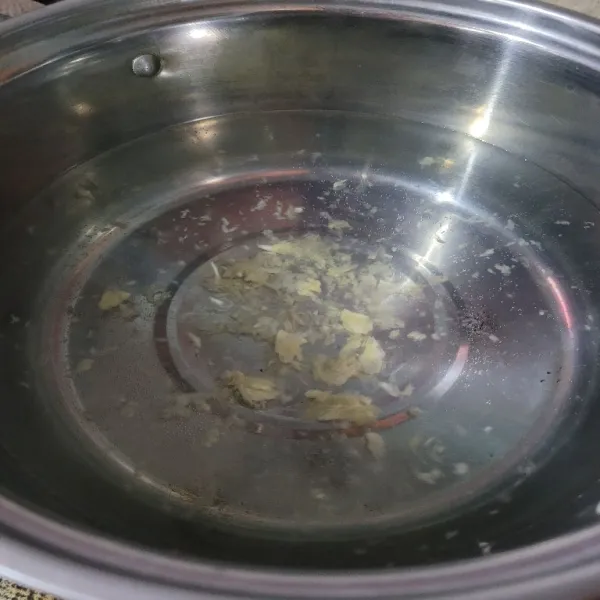 Panaskan air dan masukkan bawang putih yang telah di gepuk.