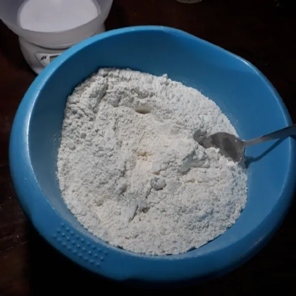 Campurkan tepung terigu, gula, garam, ragi dan margarin, aduk rata.