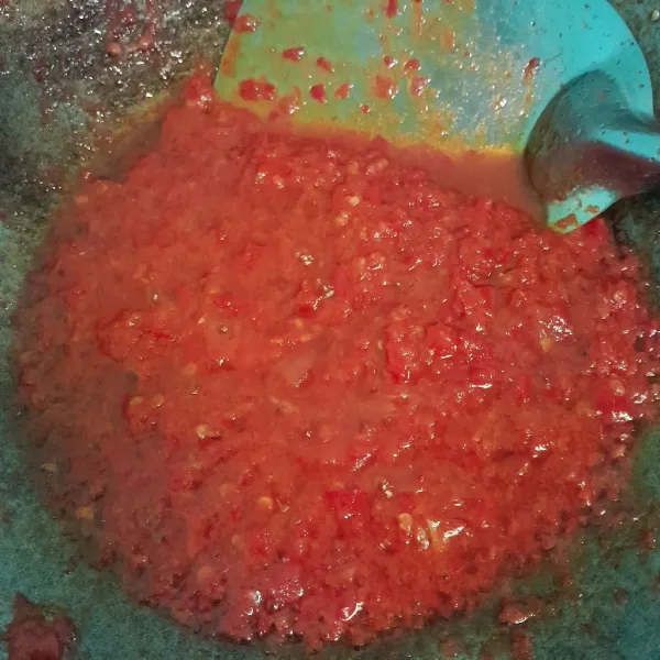 Lalu goreng cabe di minyak panas, tambahkan kaldu bubuk,masak sampai bau langu hilang.