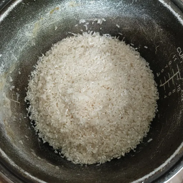 Cuci bersih beras dan masukkan ke dalam magic com.